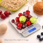 ⁦ميزان غرامات بدقة 0.01g/500g ، مصنوع من الفولاذ المقاوم للصدء ، للمطبخ او للمجوهرات ، مزود بنظام استشعار عالي الدقة ، دقة عالية، وزن واسع، متعدد الوظائف، مع شاشة LCD، متين، خفيف الوزن، مزود بحافظتين⁩ - الصورة ⁦4⁩