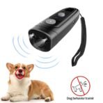 طارد الكلاب Ultrasonic Dog PU60 ، بالموجات فوق الصوتية ، قابل لاعادة الشحن ، جهاز ضروري محمول بالجيب سواء كان لك او لابنك فإنه يحميك و يمنع من مهاجمة الكلاب السائبة لك