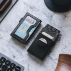 ⁦حامل بطاقات فائق النحافة بحماية RFID ونافذة هوية شفافة⁩ - الصورة ⁦6⁩