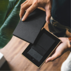 ⁦حامل بطاقات فائق النحافة بحماية RFID ونافذة هوية شفافة⁩ - الصورة ⁦3⁩