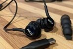 ⁦سماعات Samsung AKG السلكية بمنفذ USB-C – صوت ستيريو وميكروفون مدمج⁩ - الصورة ⁦3⁩